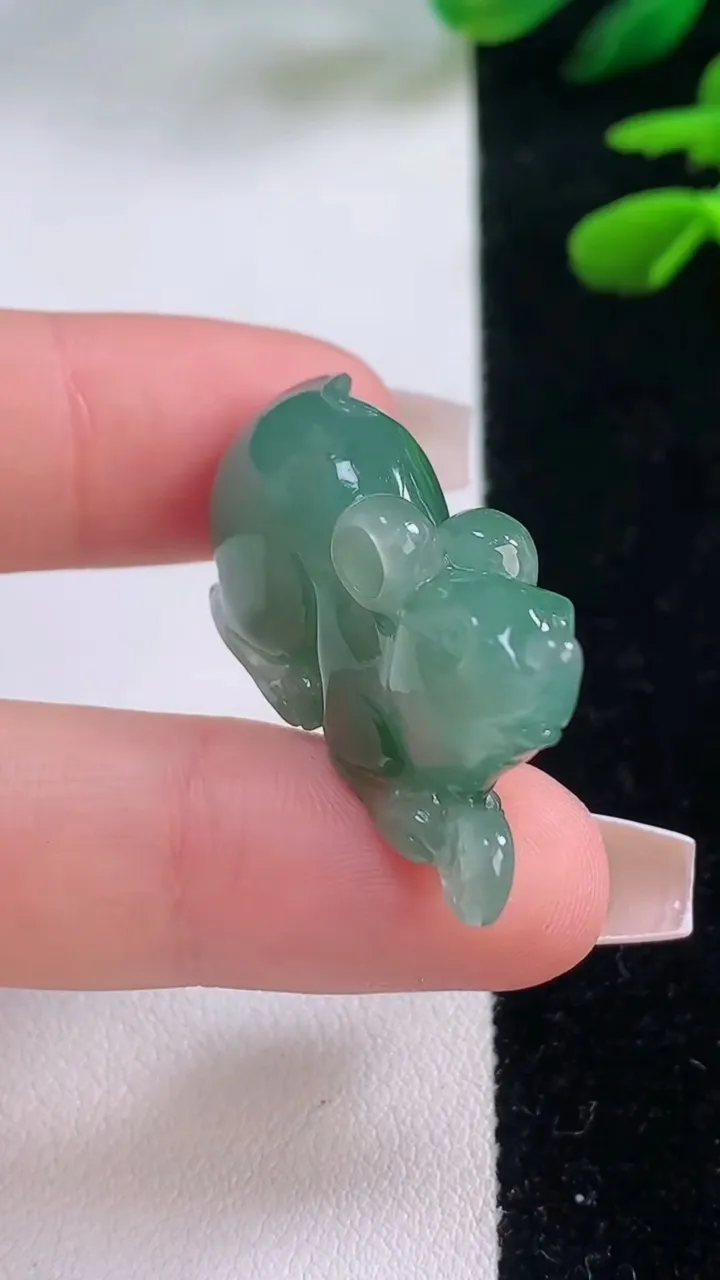 天然A货翡翠生肖鼠吊坠，尺寸17.8-34.6-12，重量:14.15g
12月2日