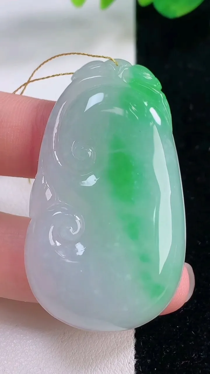 天然A货翡翠如意吊坠，尺寸50.3-29.6-6，重量:19.52g
12月2日