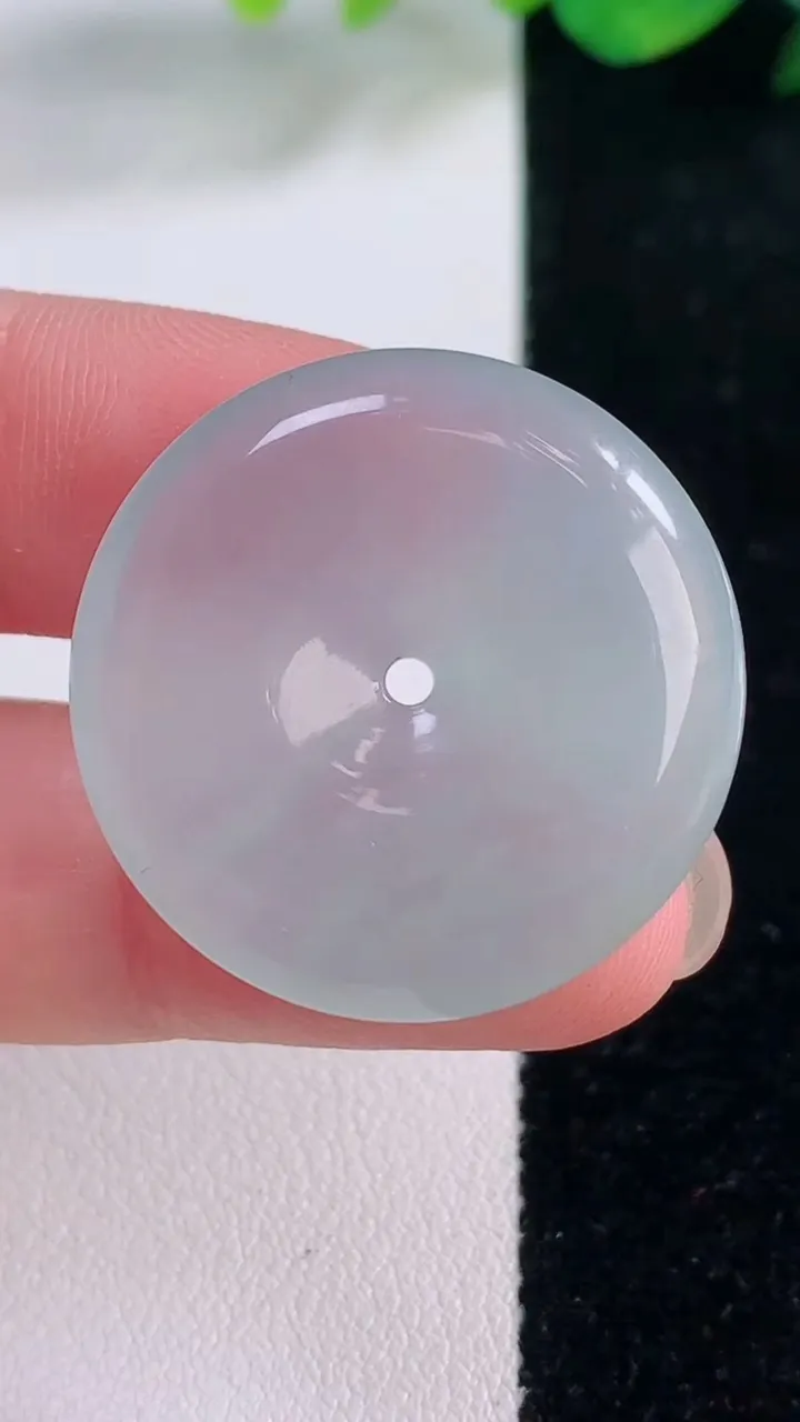 天然A货翡翠平安扣吊坠，尺寸28-5.7，重量:10.08g
12月2日