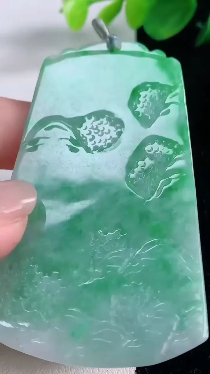 天然A货翡翠山水牌吊坠，尺寸70.3-43.3-4.6，重量:31.20g
12月2日