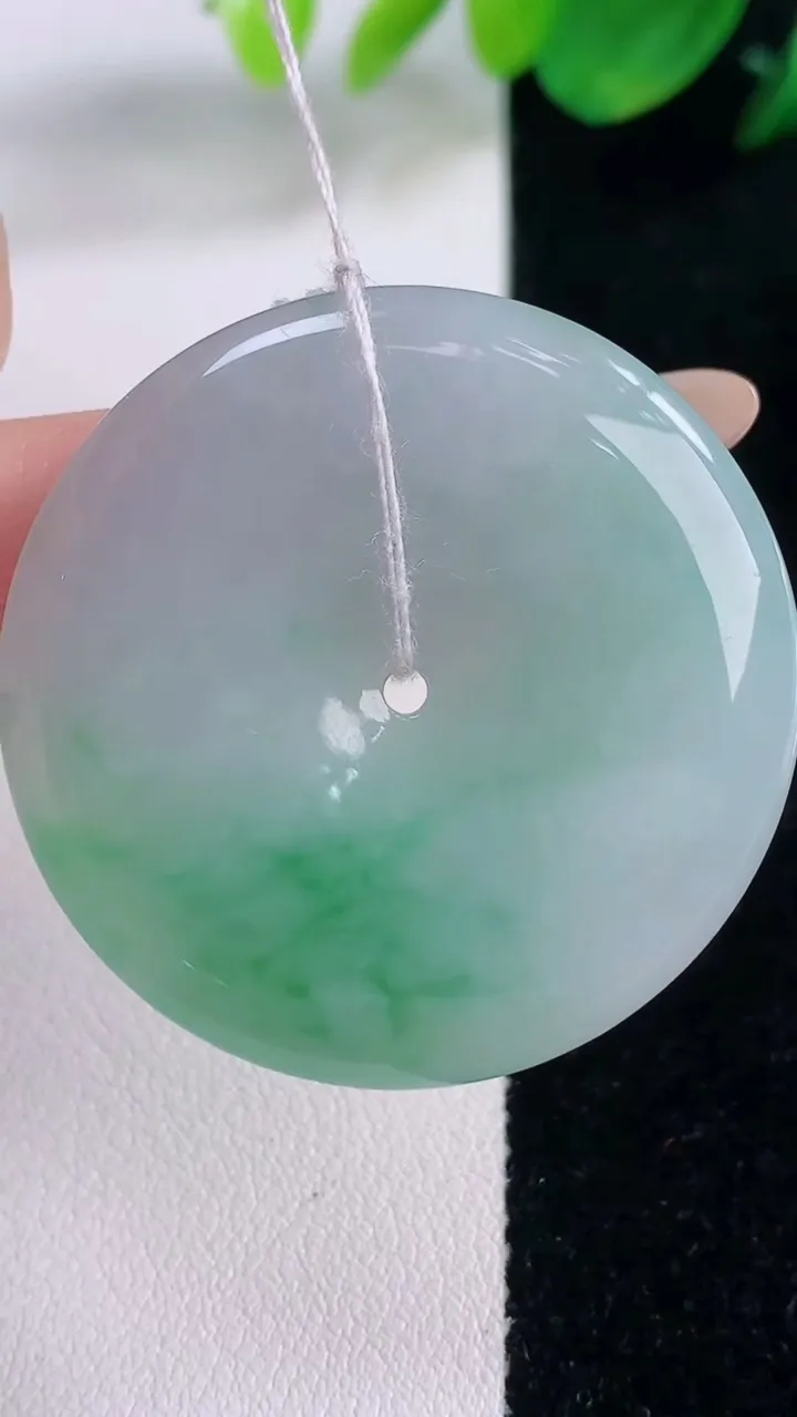 天然A货翡翠平安扣吊坠，尺寸38-5.7，重量:17.24g
12月2日