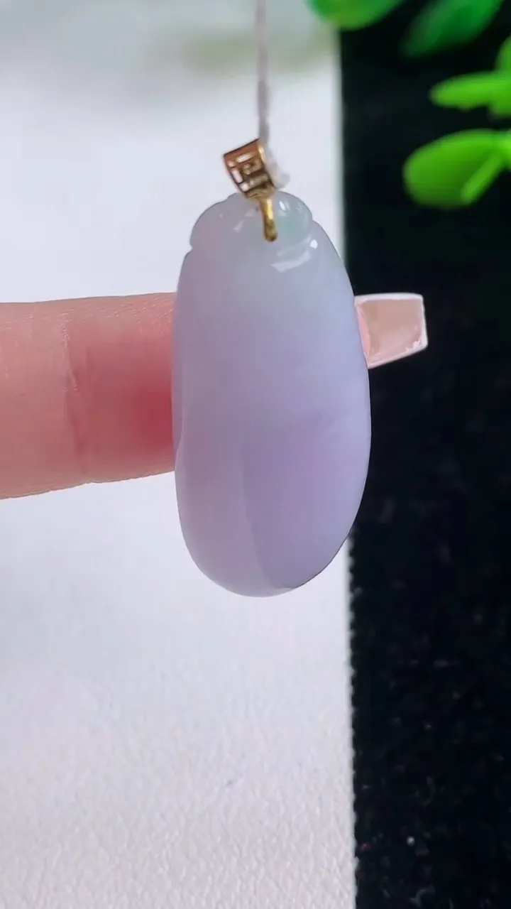 天然A货翡翠18K金紫罗兰福瓜吊坠，尺寸34.7-14.3-5.5，重量:5.94g
12月2日
