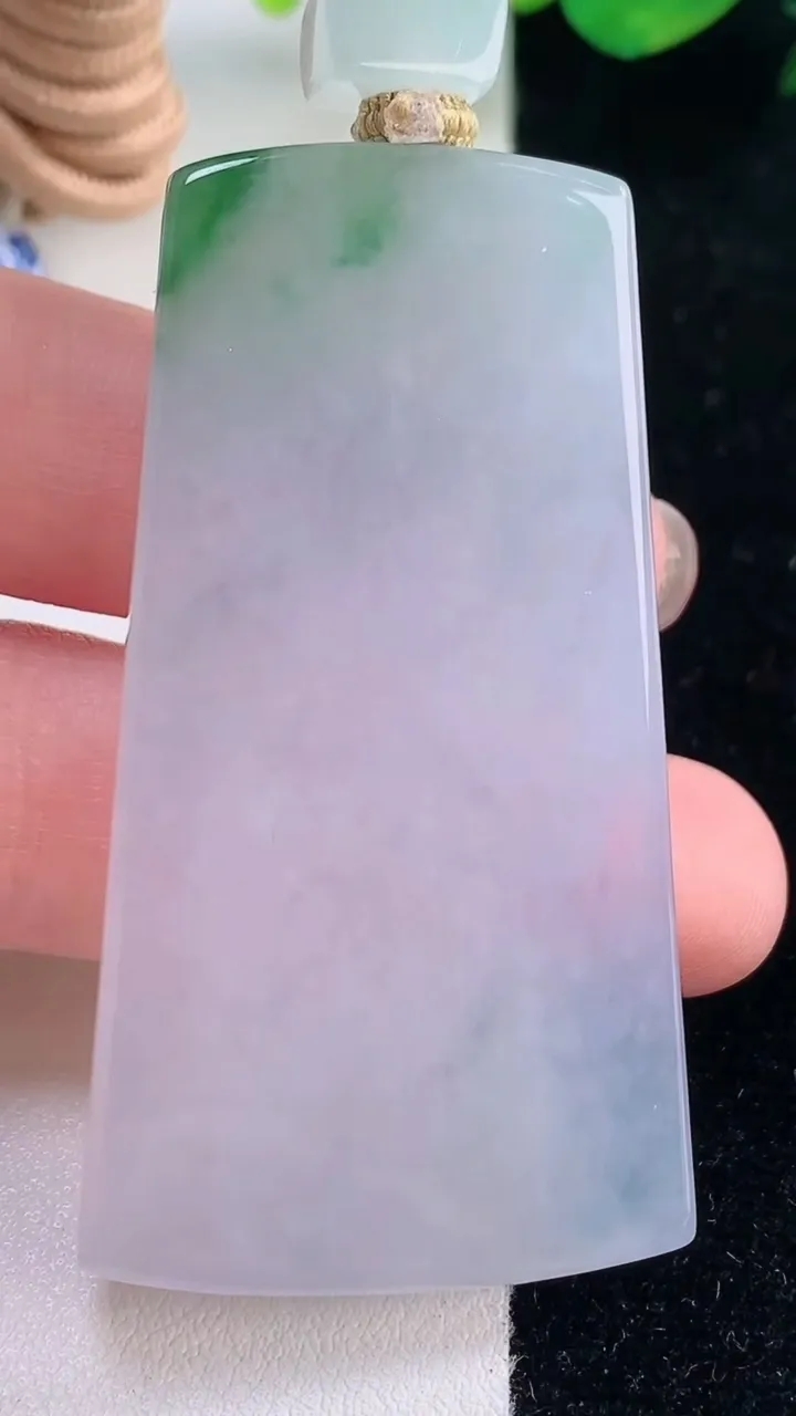 天然A货翡翠春带彩紫罗兰无事牌吊坠，尺寸56.5-31.2-6.3，重量:38.44g
12月2日