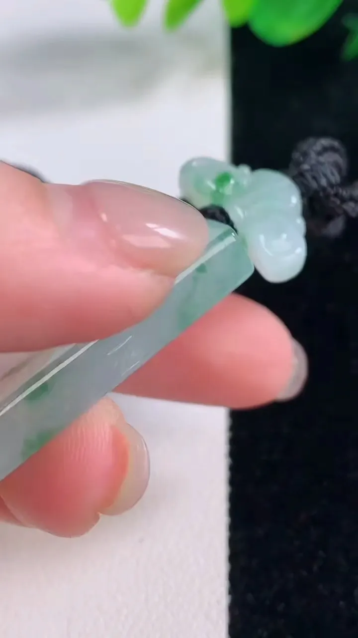 天然A货翡翠冰种飘花无事牌吊坠，尺寸45.7-29-5.6，重量:26.12g
12月2日