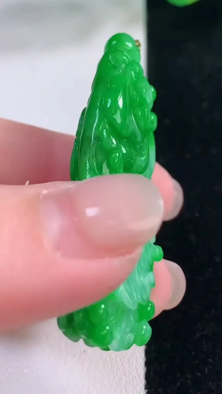 天然A货翡翠白菜吊坠，尺寸49.8-21.6-8，重量:15.67g
12月2日