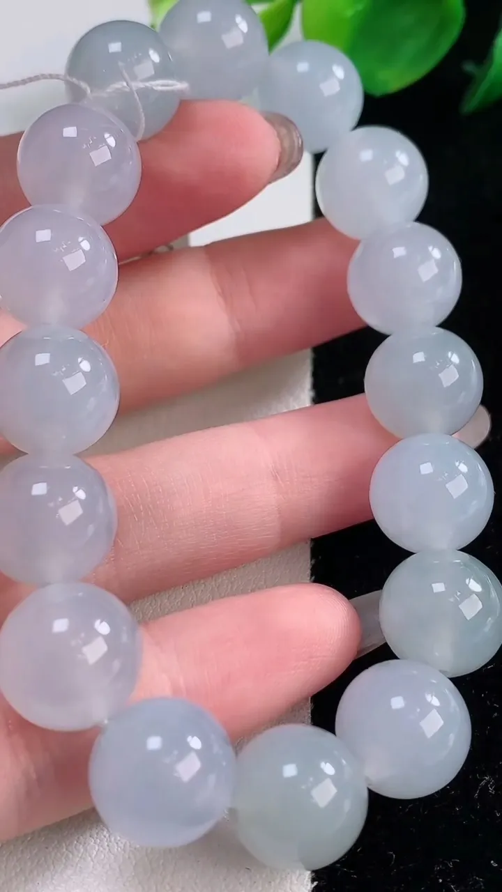 天然A货翡翠种紫罗兰圆珠手串，尺寸12.3-16颗，重量:50.49g12月2日
工厂直销收藏佳品,种好水足，色泽均匀，有种有色，上手高大气！