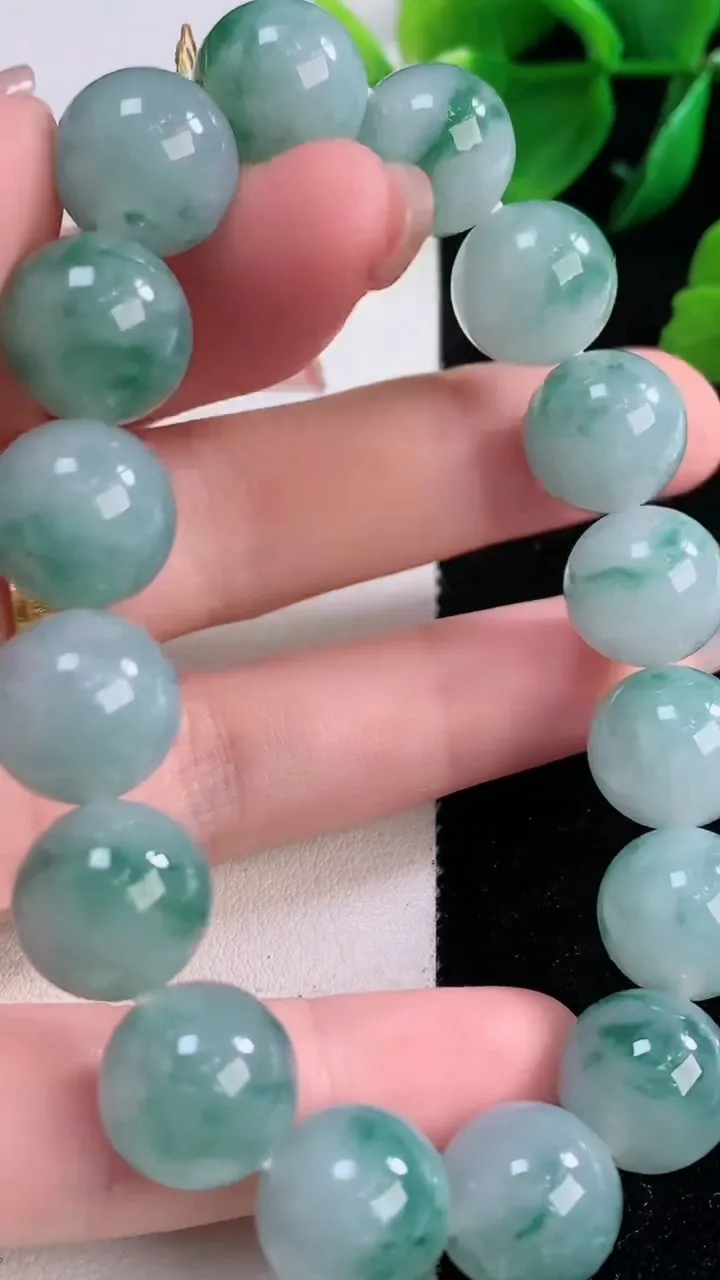 天然A货翡翠飘花圆珠手串，尺寸12.3-16颗，重量:54.17g12月2日
工厂直销收藏佳品,种好