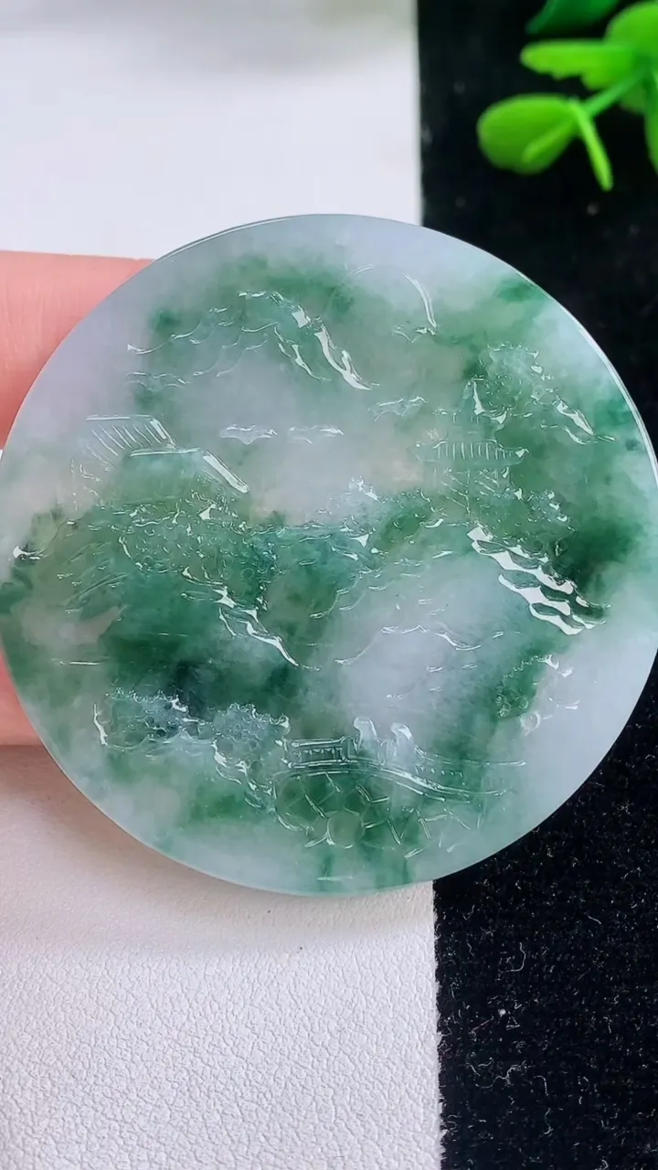 天然A货翡翠牌吊坠，尺寸56.7-5，重量:37.44g
12月2日