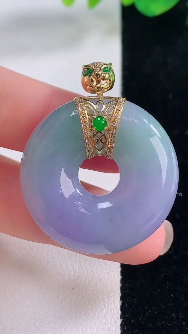 天然A货翡翠18K金春带彩紫罗兰平安环吊坠，尺寸29.7-10，重量:22.55g
12月2日