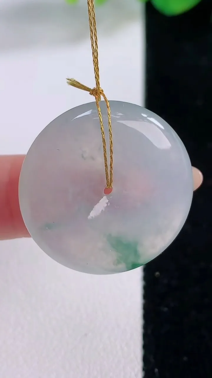 天然A货翡翠冰种飘花平安扣吊坠，尺寸25.8-5.2，重量:8.18g
12月2日