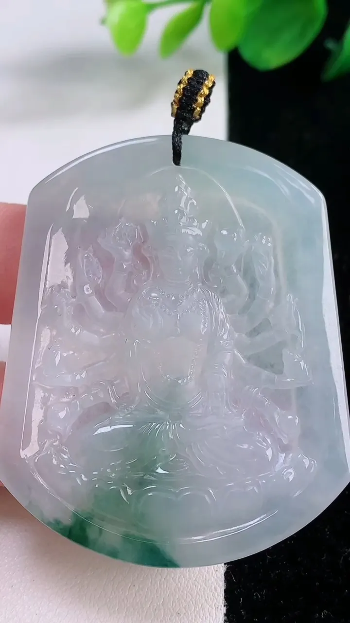 天然A货翡翠飘花千手观音吊坠，尺寸53.4-43.6-5.2，重量:27.37g
12月2日