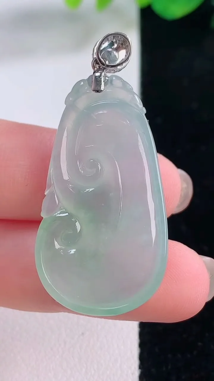 天然A货翡翠如意吊坠，尺寸36.6-20-5.5，重量:8.44g
12月2日