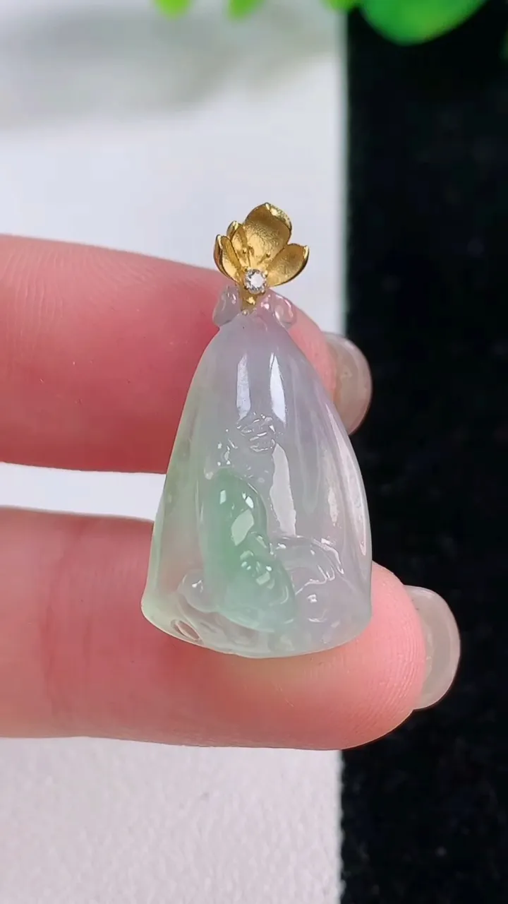 天然A货翡翠莲蓬吊坠，尺寸24.4-14.3-10，重量:3.91g
12月2日