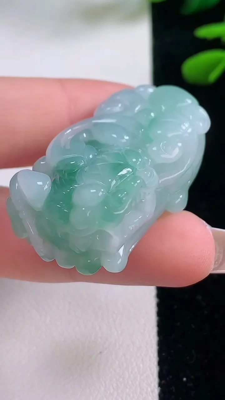 天然A货翡翠霸王貔貅吊坠，尺寸37-19.5-15，重量:27.62g
12月2日