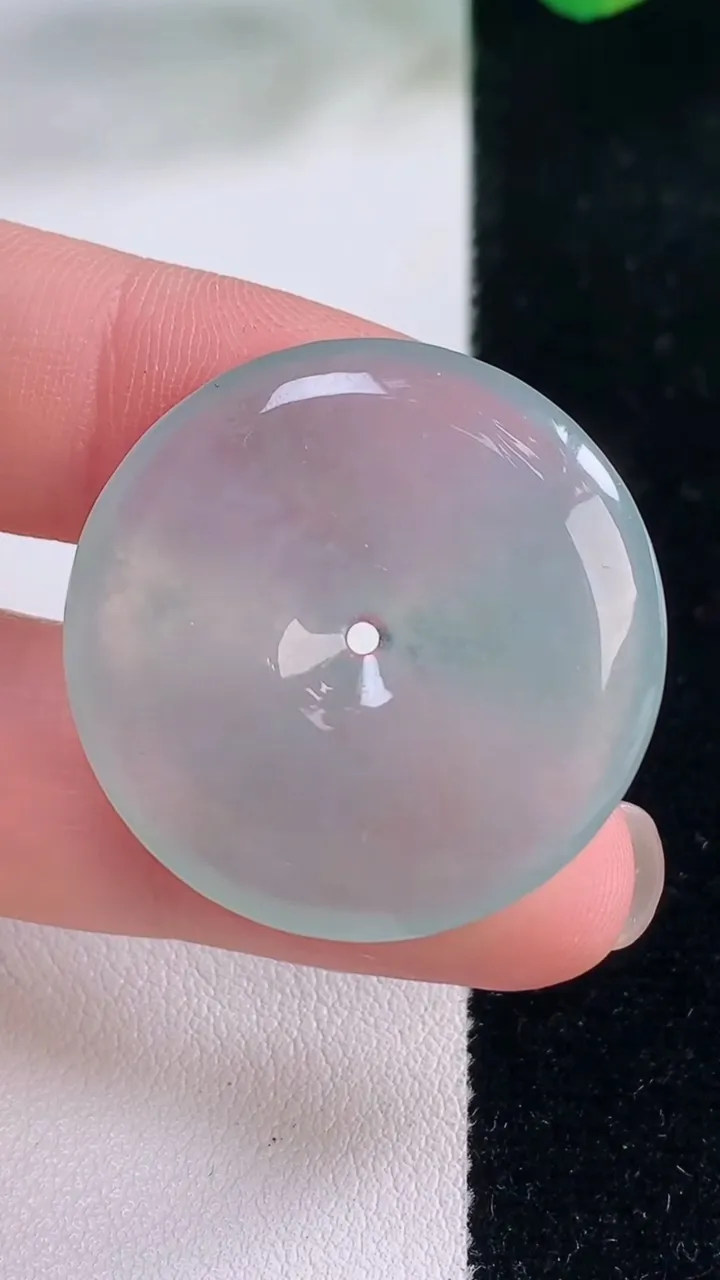 天然A货翡翠平安扣吊坠，尺寸29.7-5.3，重量:8.88g
12月2日