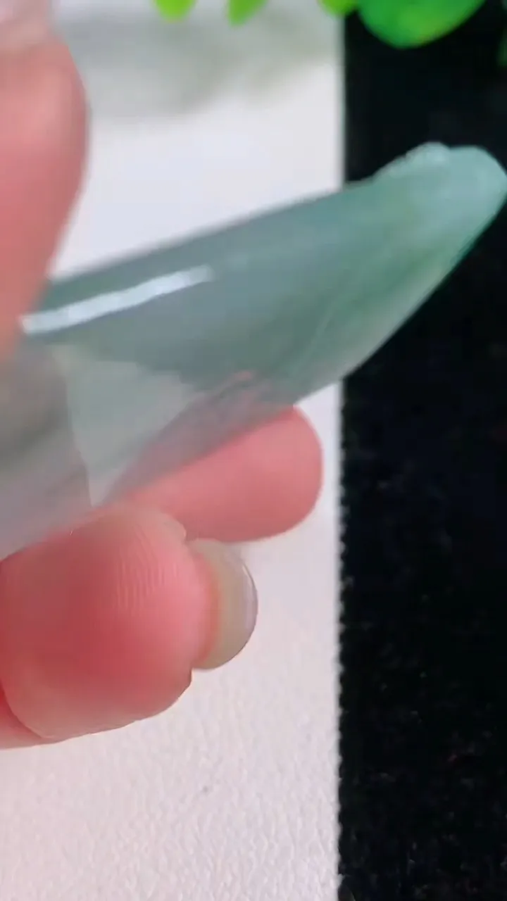 天然A货翡翠观音菩萨吊坠，尺寸55-32.6-5，重量:22.56g
12月2日