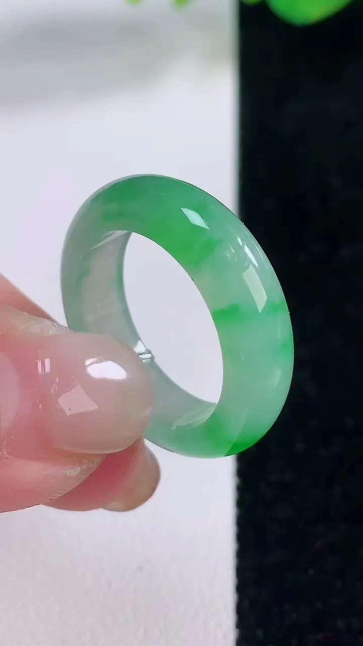 天然A货翡翠指环戒指，尺寸18.5-5.8-3.5，重量:4.72g2025年12月2日
工厂直销收