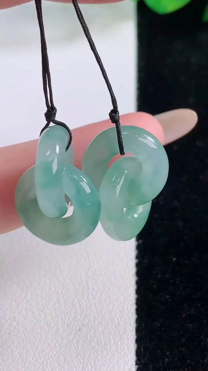天然A货翡翠冰种飘花环环相扣吊坠一对，尺寸14.6-3.8，重量:6.57g
12月2日