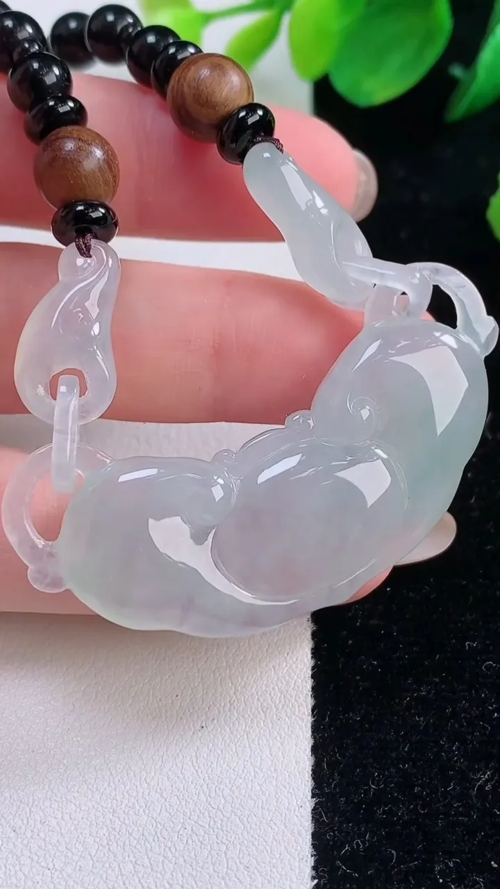 天然A货翡翠如意锁项链，尺寸77.5-16.8-6.2，重量:38.30g
12月2日