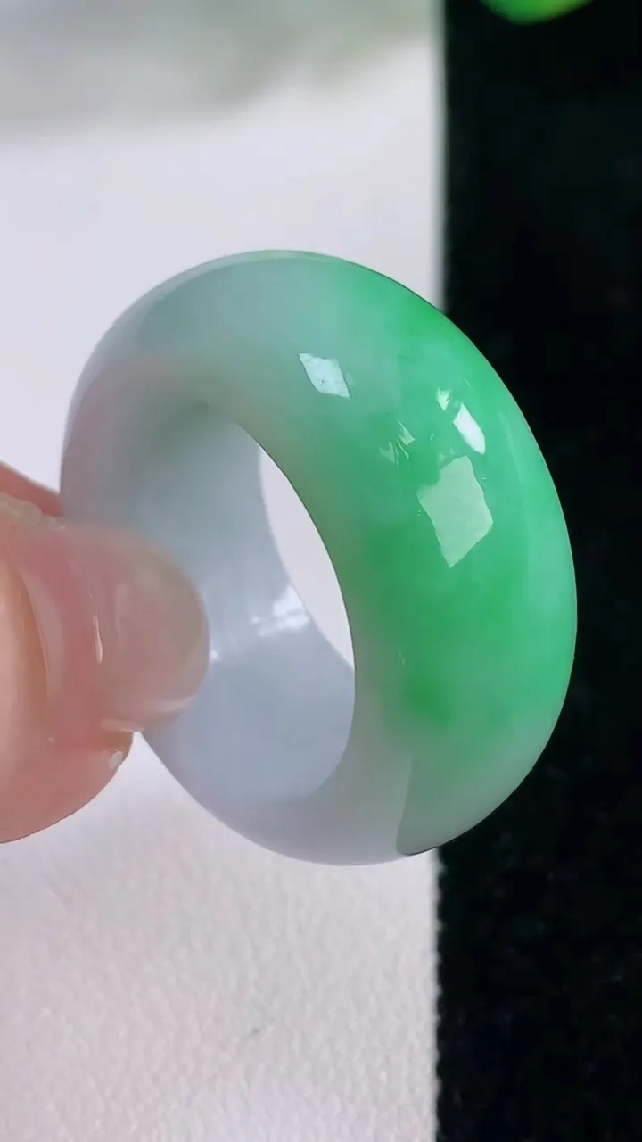 天然A货翡翠指环扳指，尺寸21.5-11.8-4.8，重量:14.90g2025年12月2日
工厂直销收藏佳品,种好水足，色泽均匀，有种有色，上手高大气！