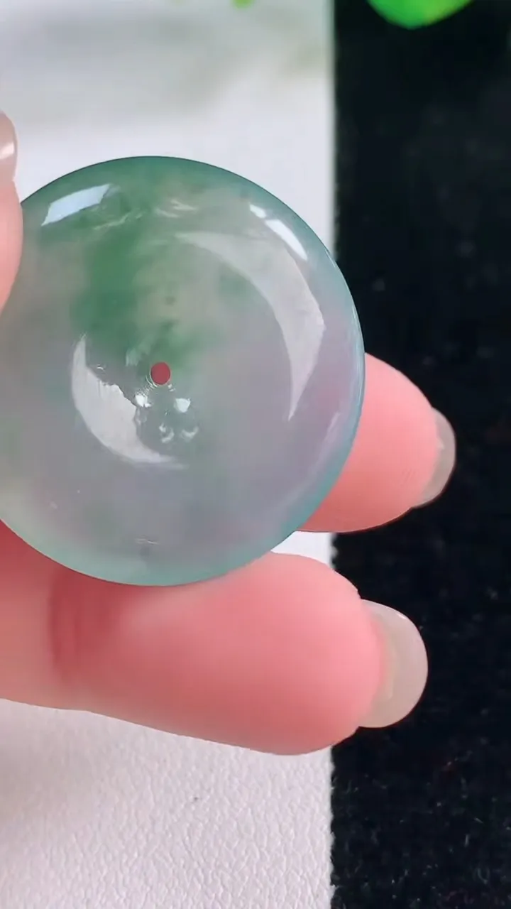 天然A货翡翠冰种飘花平安扣吊坠，尺寸28.4-5.4，重量:9.43g
12月2日