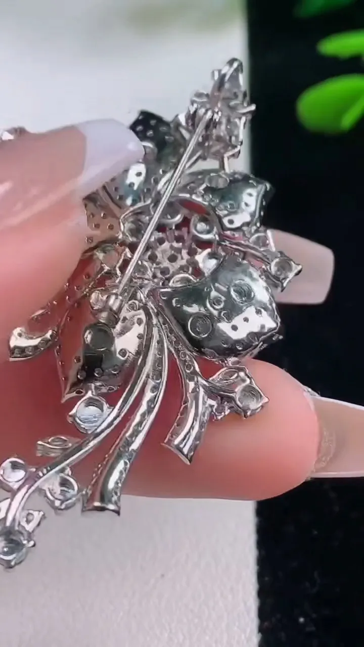 天然A货翡翠蛋面胸针，尺寸3.3，重量:9.60g
12月2日