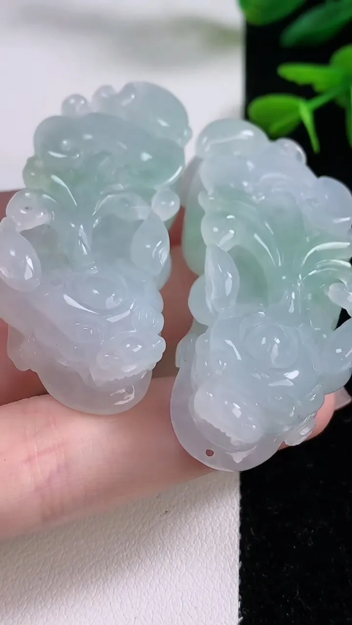 天然A货翡翠貔貅吊坠一对，尺寸55-23-14，重:34.97g
12月2日