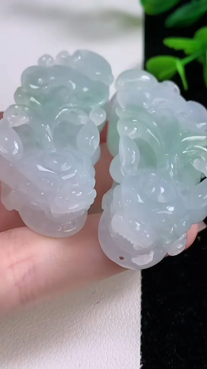 天然A货翡翠貔貅吊坠一对，尺寸55-23-14，重:34.97g
12月2日