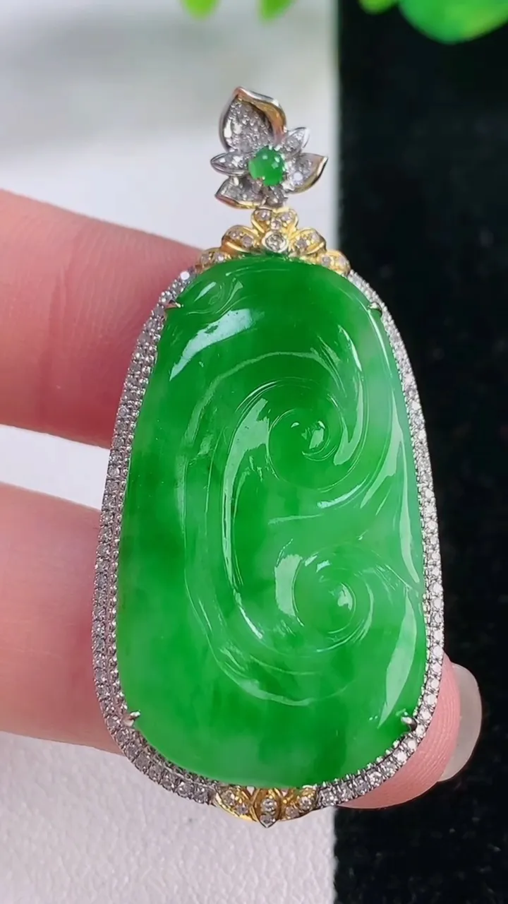 天然A货翡翠如意吊坠，尺寸47.3-22-6，裸石33.3-18.4重量:6.50g
12月2日