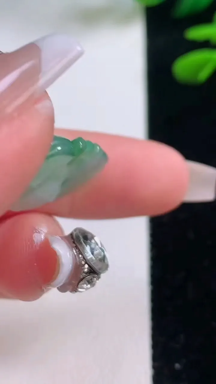 天然A货翡翠如意头吊坠，尺寸16.4-25.5-4.3，重量:4.11g
12月2日