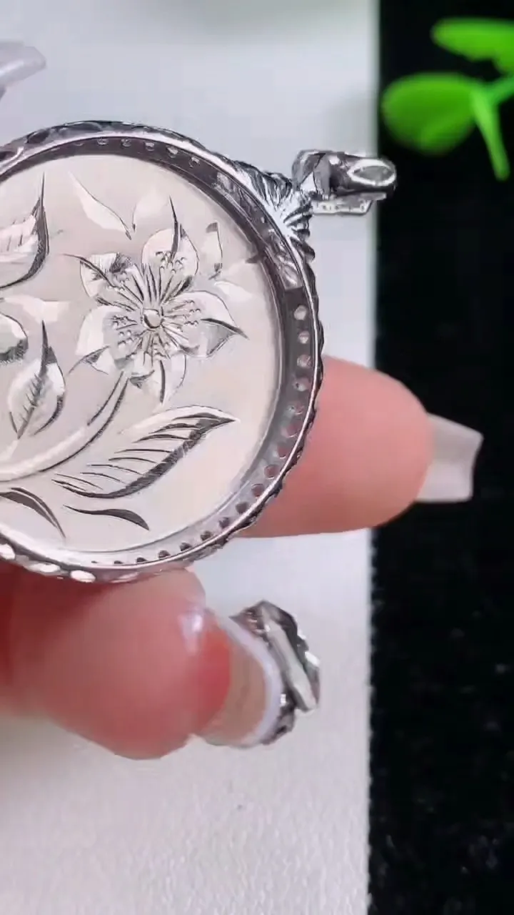 天然A货翡翠山水牌吊坠，尺40-30-7.3，裸石26重:9.92g
12月2日