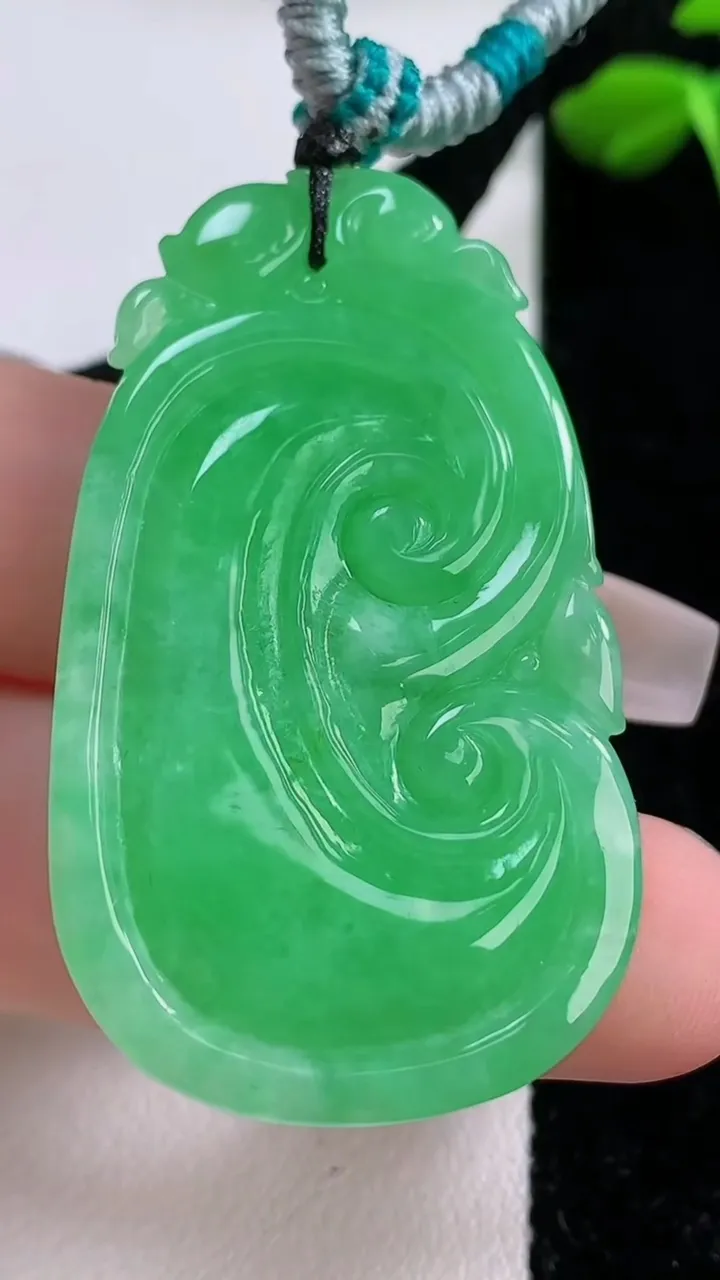 天然A货翡翠如意吊坠，尺寸45-27-7，重:17.90g
12月2日