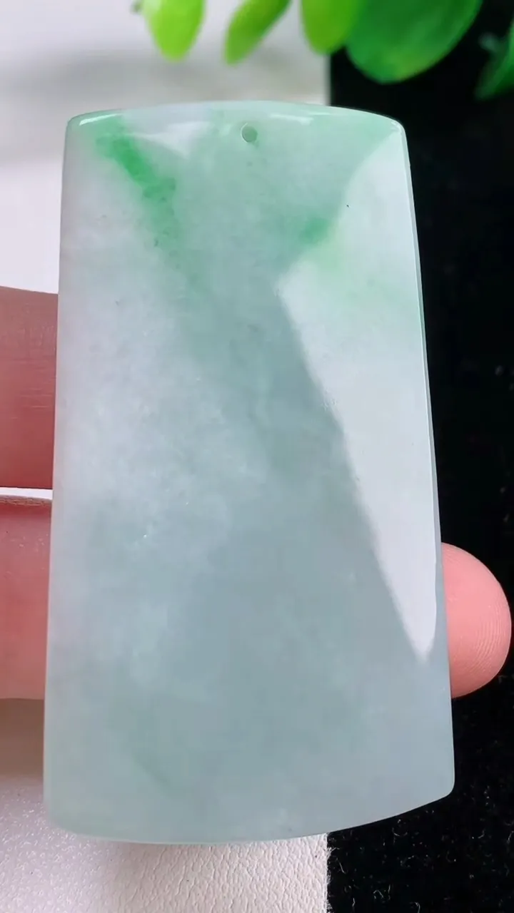 天然A货翡翠普贤菩萨吊坠，尺寸56.8-30.3-8.6，重量:34.00g
12月2日