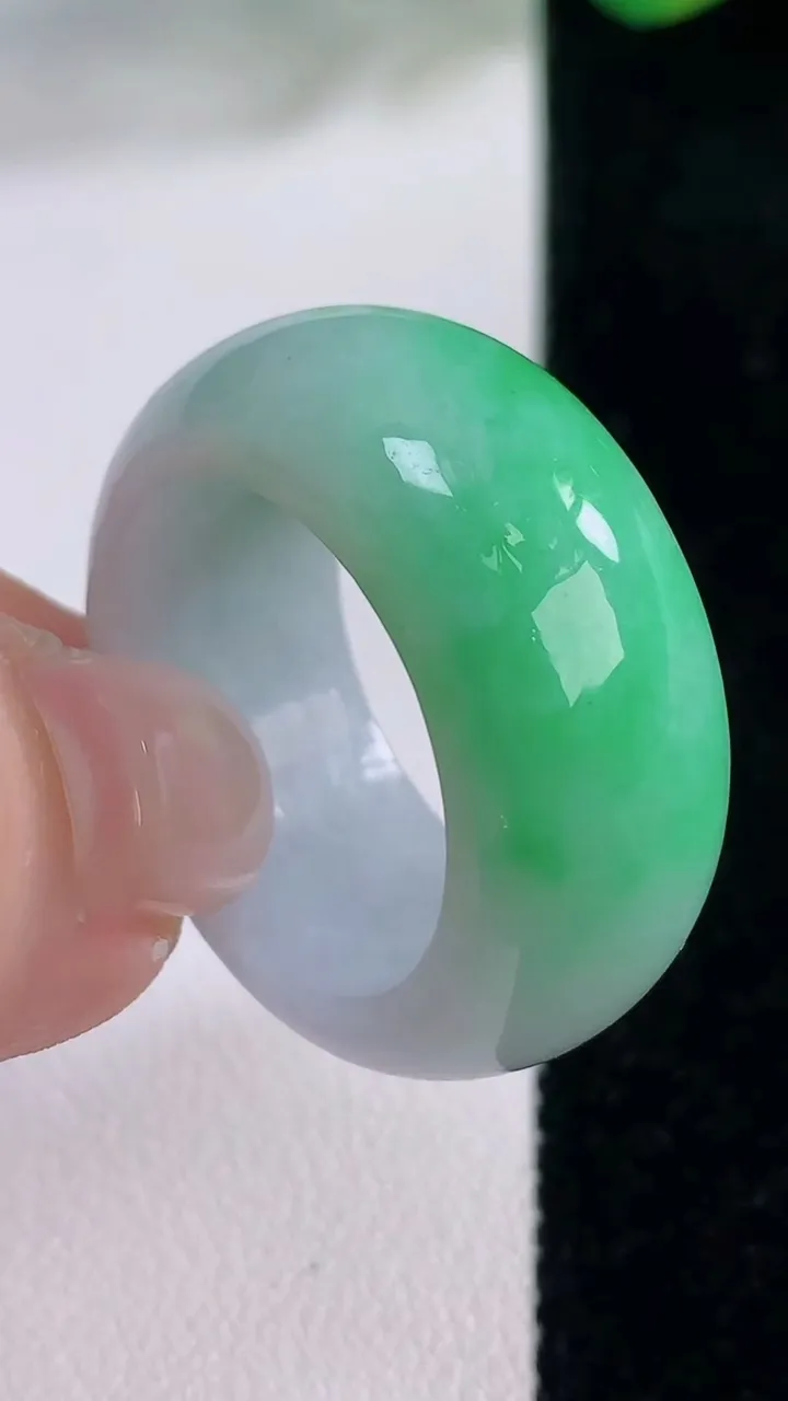 天然A货翡翠指环扳指，尺寸21.5-11.8-4.8，重量:14.90g2025年12月2日
工厂直销收藏佳品,种好水足，色泽均匀，有种有色，上手高大气！