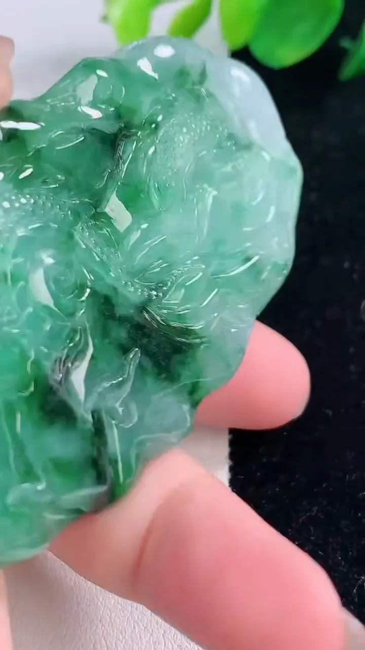 天然A货翡翠龙牌吊坠，尺寸73.7-41.3-11.6，重量:62.83g
12月2日