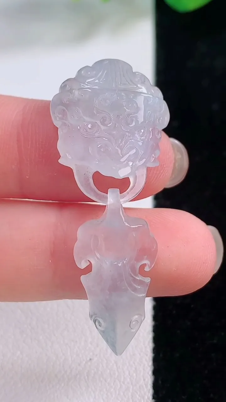 天然A货翡翠门扣，尺寸43-17.6-5.7，重量:5.36g
12月2日