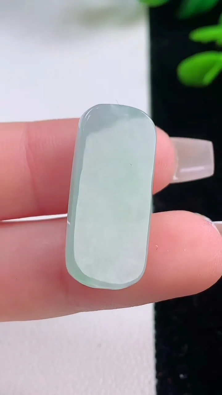 天然A货翡翠马鞍戒面，尺寸27-11.7-7，重量:5.60g
12月2日