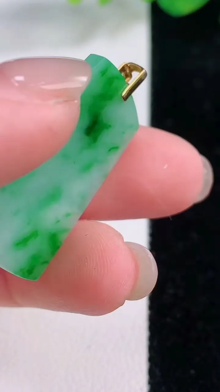 天然A货翡翠无事牌吊坠，尺寸30.5-19.5-2.5，重量:4.69g
12月2日