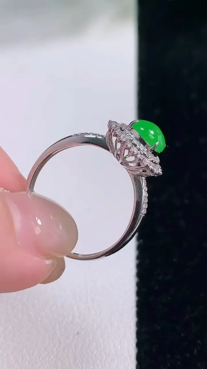 天然A货翡翠蛋面戒指，尺寸17.6-6.5-5.8-7.7，重量:2.22g2025年12月2日
工厂直销收藏佳品,种好水足，色泽均匀，有种有色，上手高大气！