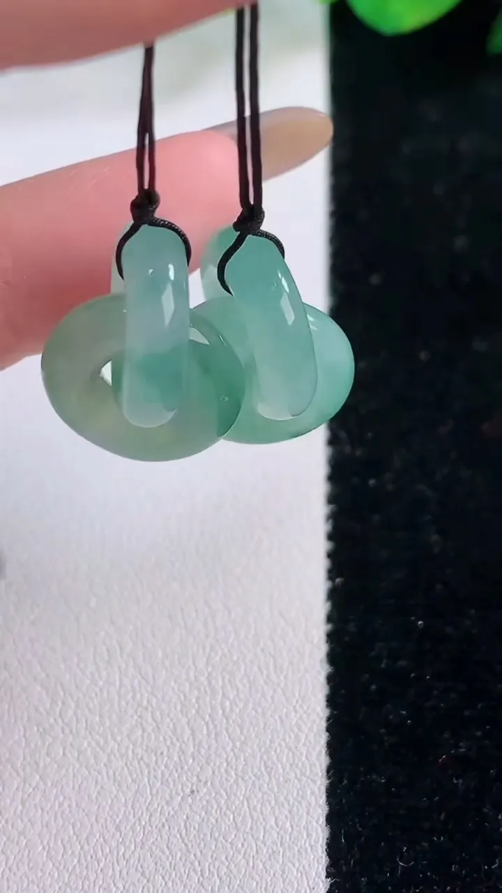 天然A货翡翠冰种飘花环环相扣吊坠一对，尺寸14.6-3.8，重量:6.57g
12月2日