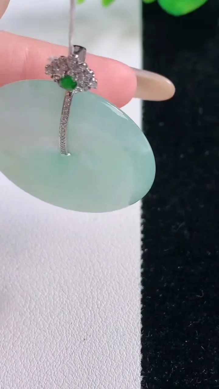 天然A货翡翠平安扣吊坠，尺寸32.6-5.8，重量:13.87g
12月2日