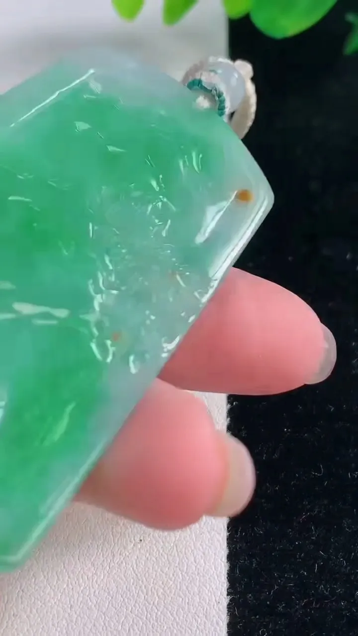 天然A货翡翠山水牌吊坠，尺寸65.2-36-5，重量:33.92g
12月2日