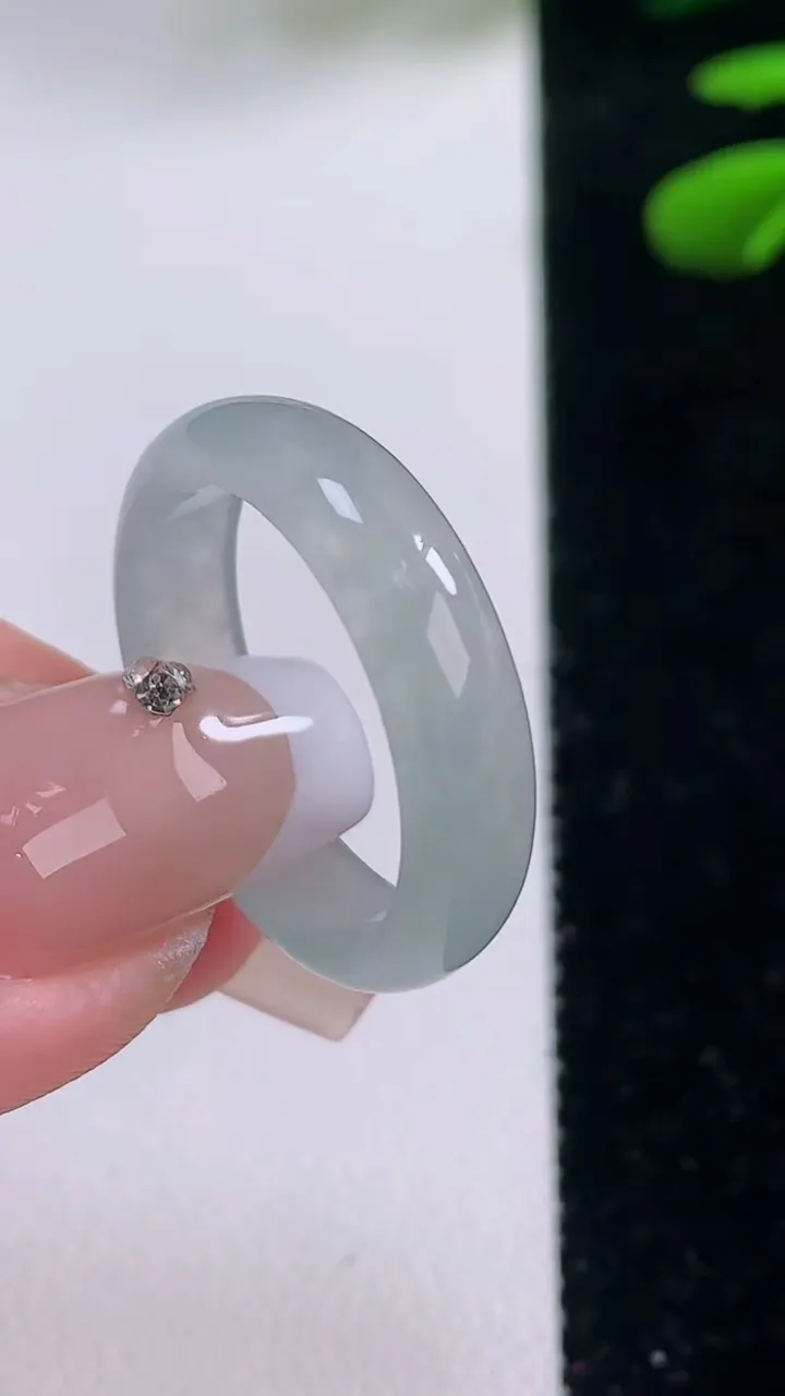 天然A货翡翠指环戒指，尺寸19.2-5-2.4，重量:2.83g2025年12月2日
工厂直销收藏佳品,种好水足，色泽均匀，有种有色，上手高大气！