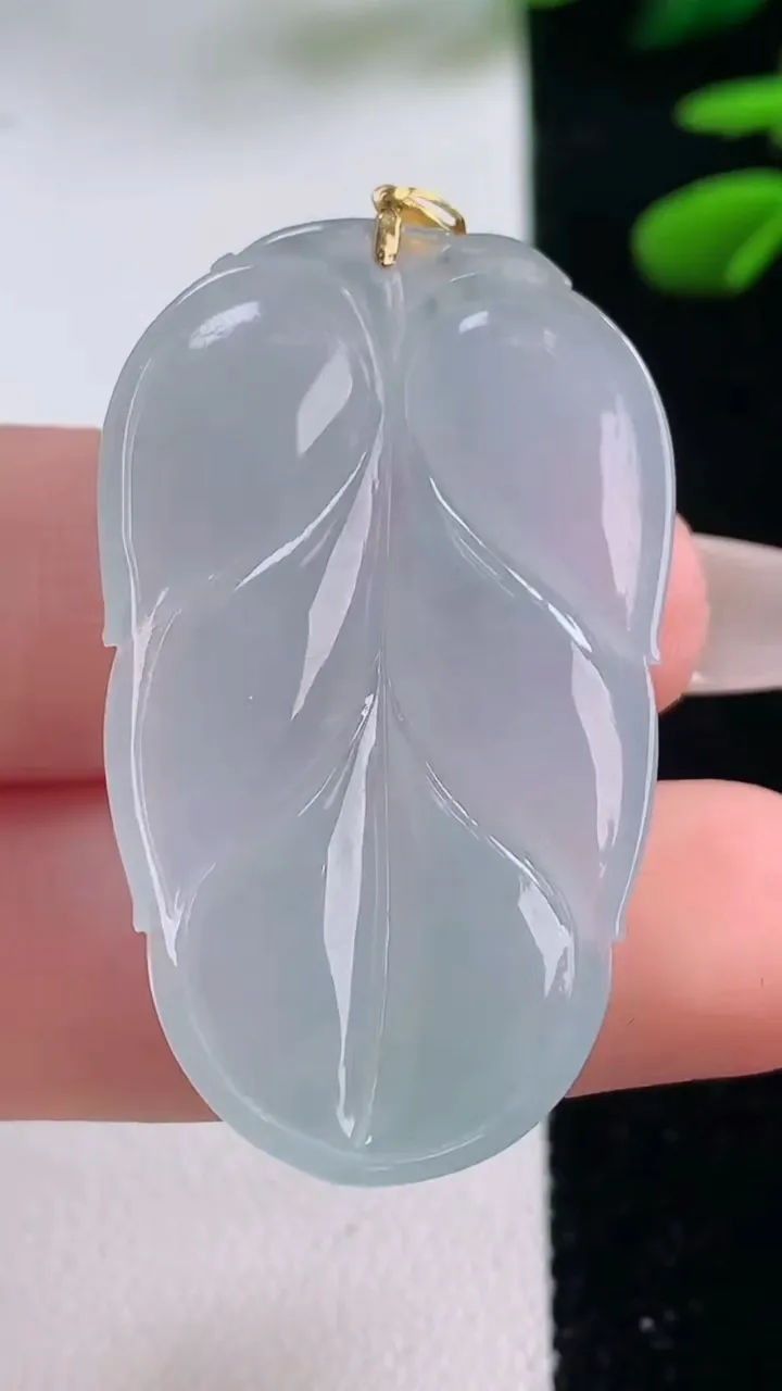 天然A货翡翠金枝玉叶 叶子吊坠，尺寸40.4-24-4.6，重量:9.86g
12月2日