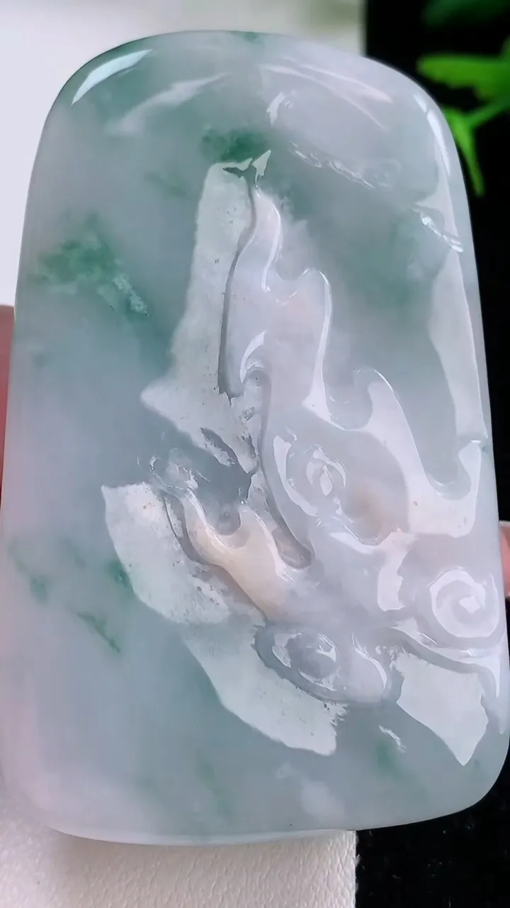 天然A货翡翠牌吊坠，尺寸66.3-42-14.5，重:70.21g
12月2日