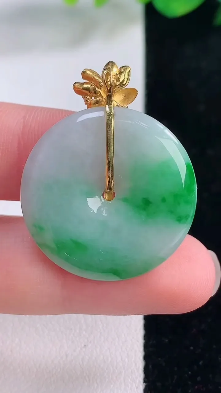 天然A货翡翠平安扣吊坠，尺寸26.7-3.5，重量:6.18g
12月2日