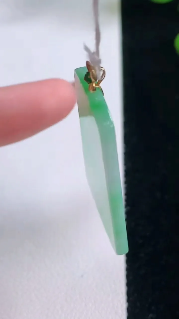 天然A货翡翠无事牌吊坠，尺寸38.5-22.7-2.5，重量:6.51g
12月3日