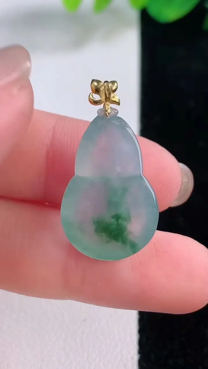 天然A货翡翠种飘花葫芦吊坠，尺寸222-15.2-5.3，重量:3.29g
12月2日