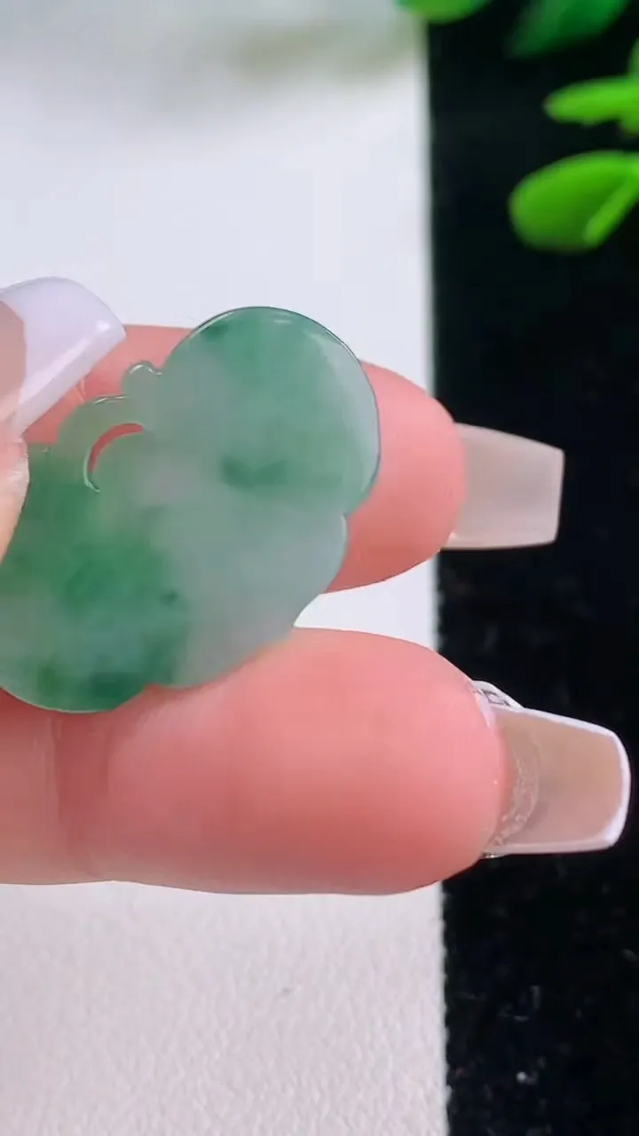 天然A货翡翠如意头吊坠，尺寸16.4-25.5-4.3，重量:4.11g
12月2日