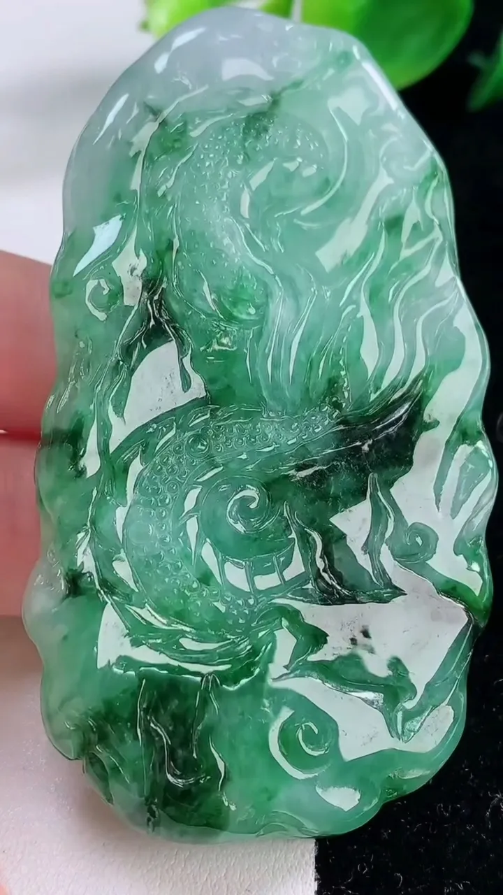 天然A货翡翠龙牌吊坠，尺寸73.7-41.3-11.6，重量:62.83g
12月2日